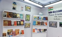 Libros vietnamitas exhibidos en una feria internacional en la India
