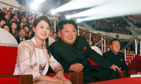 Líder norcoreano asiste a una función de artistas surcoreanos en Pyongyang 