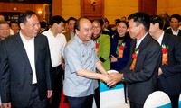 Primer ministro de Vietnam dialoga con agricultores 