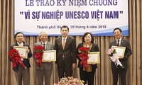 Honran a 20 contribuyentes destacados de la UNESCO Vietnam