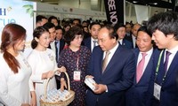 Premier vietnamita visita el pabellón nacional en la Feria de Alimentos y Hoteles en Singapur