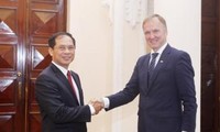 Vietnam y Letonia realizan una consulta política 