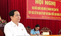 Líder del Frente de la Patria de Vietnam contacta con electores sureños