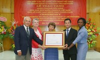 Vietnam otorga la Orden de Amistad a la Fundación East Meets West