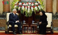 Presidenta interina de Vietnam recibe al jefe del Senado de Bielorrusia