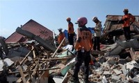 Indonesia: Se eleva el número de muertos por el doble desatre natural 