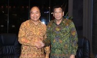 Premier vietnamita se reúne con presidente filipino en Indonesia 
