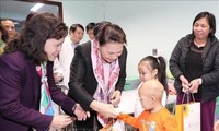 Altos dirigentes vietnamitas entregan regalos de Tet a personas necesitadas 