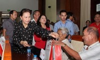Dirigentes vietnamitas continúan entregando regalos de Tet a los más necesitados 