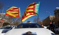 Policía española dispersa huelgas de taxis con grúas  