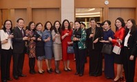 Jefa del Parlamento de Vietnam se reúne con miembros de entidades legislativas