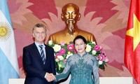 Los jefes del Gobierno y del Legislativo de Vietnam reciben al presidente argentino