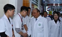 Premier vietnamita elogia contribuciones de los médicos a la salud pública