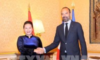 Titular del Parlamento de Vietnam reunida con premier francés