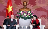 Presidenta de la Asamblea Nacional de Vietnam recibe a senador estadounidense
