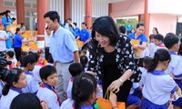Vicepresidenta de Vietnam recibe a niños con resultados sobresalientes