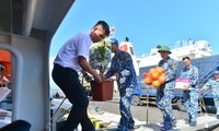 Presentan regalos de Tet 2020 a soldados en archipiélago de Truong Sa 