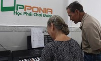 Clases de piano gratuitas para ancianos en Ciudad Ho Chi Minh
