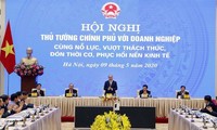 Premier vietnamita realiza conferencia en línea con la comunidad empresarial
