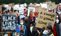 Miles de británicos protestan contra la violencia policial y el racismo