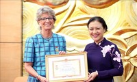 Entregan sello conmemorativo “Por la paz y la amistad entre los pueblos” a la embajadora de España en Vietnam