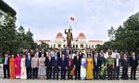 Ciudad Ho Chi Minh siempre aprecia contribuciones de vietnamitas en el extranjero, afirma su dirigente partidista