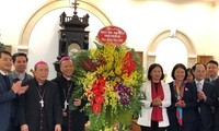 Funcionarios de Hanói felicitan a los feligreses en Navidad