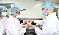 Premier de Vietnam pide acelerar la producción de vacunas vietnamitas anticovid-19