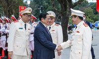 Primer ministro de Vietnam visita las fuerzas de Seguridad Pública de Thanh Hoa en vísperas del Tet