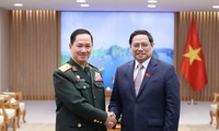 Premier de Vietnam recibe al jefe del Estado Mayor General del Ejército Popular de Laos 