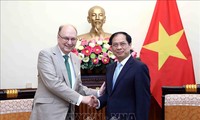 Vietnam desea continuar fomentando la amistad y cooperación multifacética con Suecia y Canadá