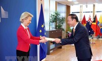 Embajador de Vietnam presenta cartas credenciales a presidenta de Comisión Europea