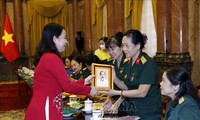 Líderes de Vietnam reunidos con personas con méritos revolucionarios