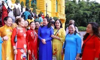 Vicepresidenta de Vietnam recibe a delegación de personas con méritos revolucionarios de Binh Dinh