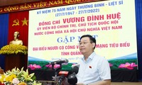 Presidente de Asamblea Nacional reunido con personas con méritos revolucionarios de Quang Nam