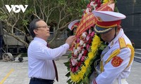 El director general de la VOV visita el cementerio de mártires de Vi Xuyen 