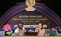 Las personas que graban la impronta de las emisiones al exterior de la Voz de Vietnam