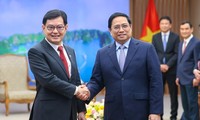 Premier de Vietnam recibe al viceprimer ministro de Singapur 