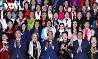 Las mujeres siempre ocupan un lugar importante en la construcción y defensa nacional, dice el presidente vietnamita