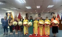 Presentan túnica tradicional vietnamita en Venezuela