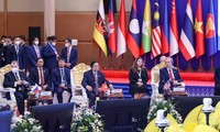 Premier de Vietnam asiste al II Diálogo Global de la ASEAN