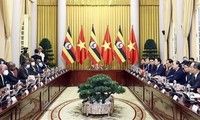 Presidente de Vietnam sostiene conversaciones con su homólogo ugandés
