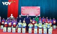 Entregan donaciones a los necesitados en Lang Son y Quang Binh en vísperas del Tet 2023