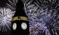 Personas de todo el mundo se regocijan con las fiestas de Nochevieja para esperar el 2023