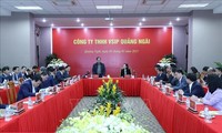 Premier de Vietnam visita importantes establecimientos económicos en Quang Ngai