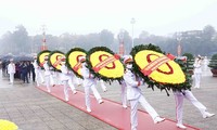 Dirigentes del Partido y del Estado rinden tributo al presidente Ho Chi Minh