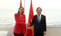 Viceprimer ministro de Vietnam se reúne con la Ministra de Industria, Comercio y Turismo de España