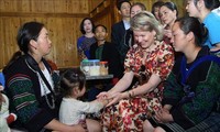 Reina belga impresionada con protección de los niños en Vietnam
