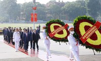 Líderes del Partido y el Estado homenajean al Presidente Ho Chi Minh