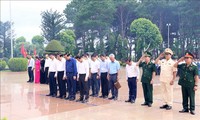 Altos funcionarios entregan donaciones a familiares de mártires en Dak Lak y Cao Bang